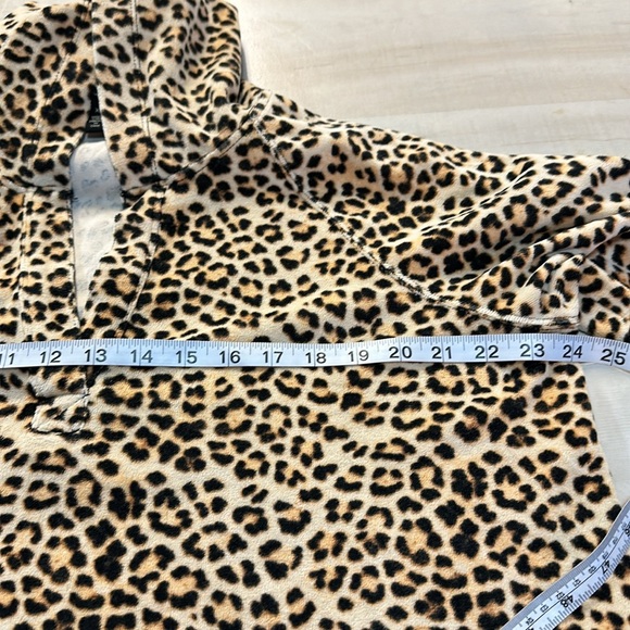 Jessica Simpson cropped v neck raglan sleeve hoodie. Soft cheetah print material - Picture 2 of 4